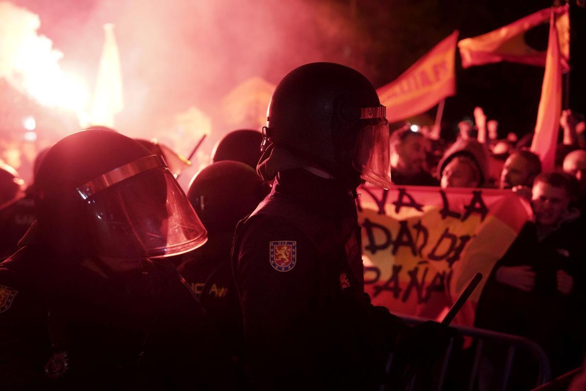 La ira de la derecha contra la amnistía se ha desbordado en la noche de este lunes en la calle Ferraz de Madrid. Los antidisturbios de la Policía Nacional han terminado disolviendo con porras, humo y gas picante una concentración que cercaba a la sede federal del PSOE.