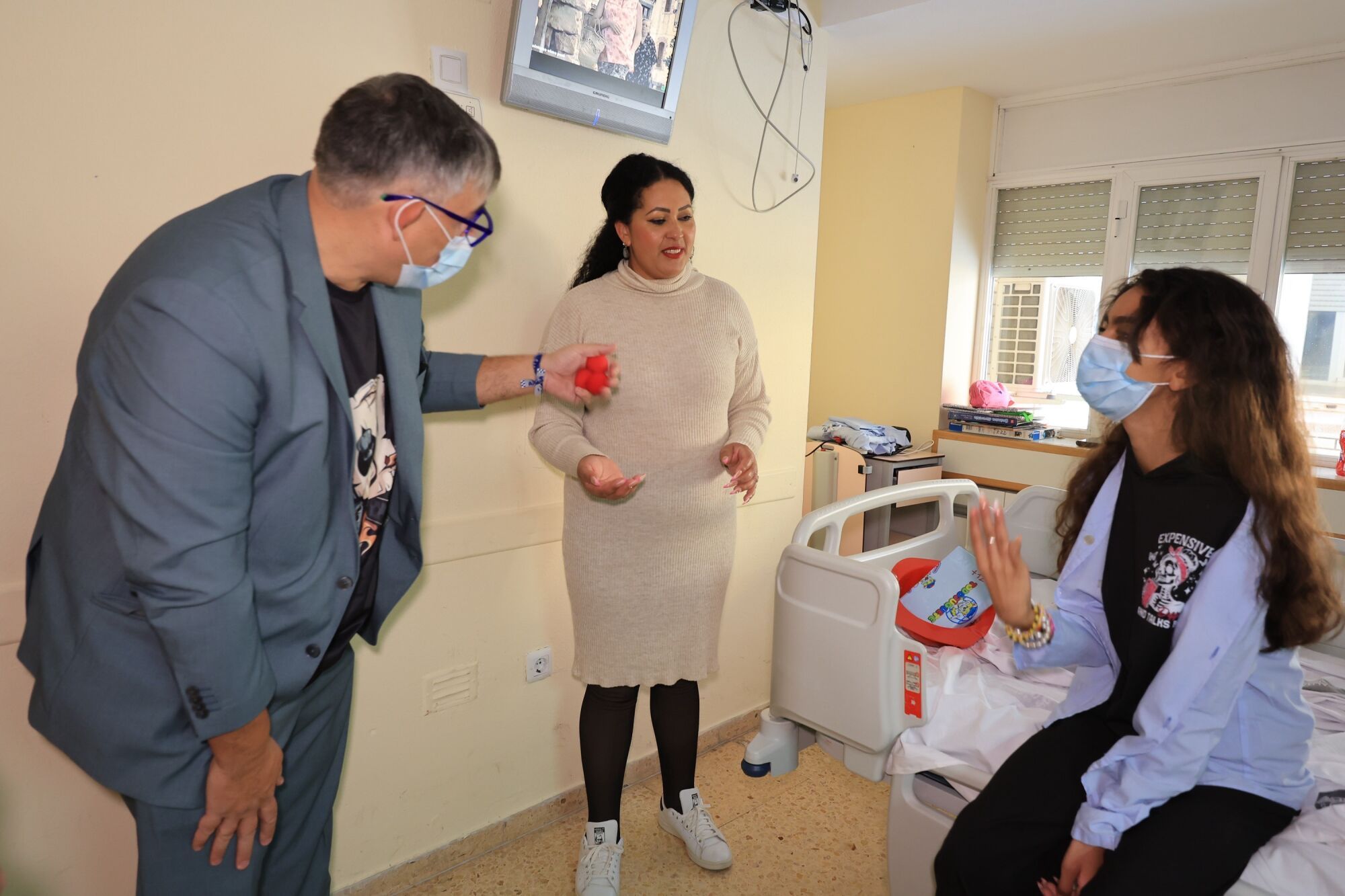 Mediterráneo y Todojuguete reparten ilusión entre los niños hospitalizados