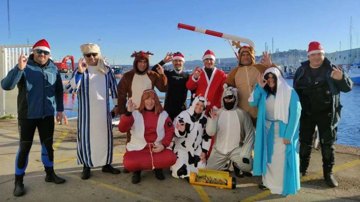 Los buceadores de Ciganos do Mar antes de emprender travesía para sumergir un origial pesebre en la ría de Vigo.