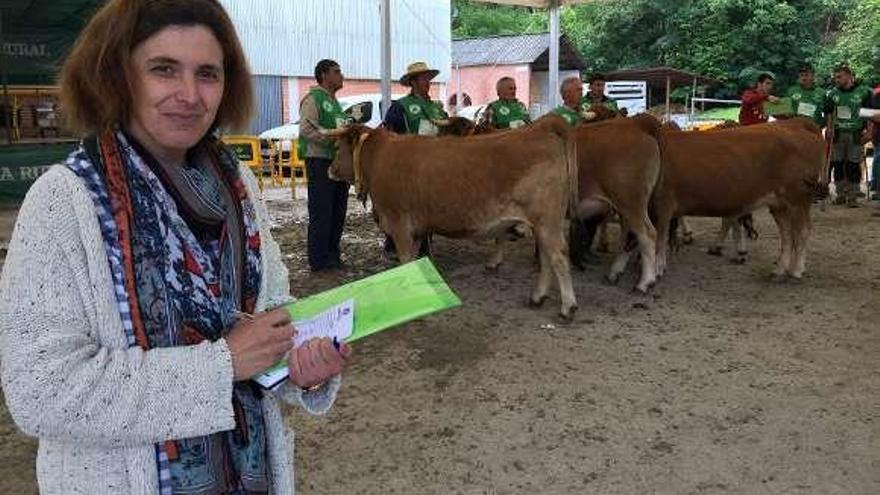 M.ª Rosa Tárano, durante la prueba práctica para ser jueza de ganado.