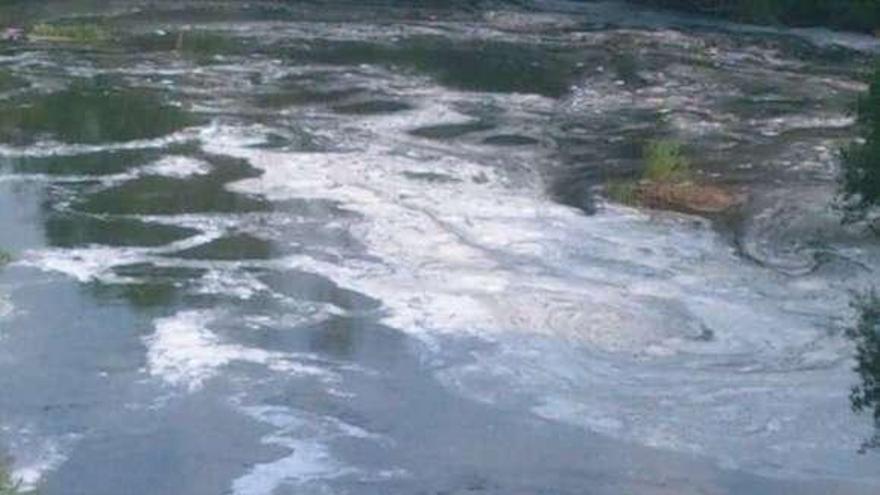 Restos de espuma blanca en el río, en una imagen tomada el martes.