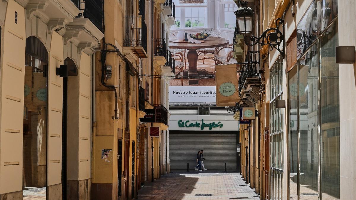 Comercios de València cerrados durante un lunes festivo en la ciudad