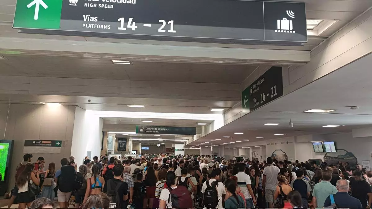 Un fallo eléctrico en Chamartín provoca retrasos en los trenes de alta velocidad y colapsa la estación