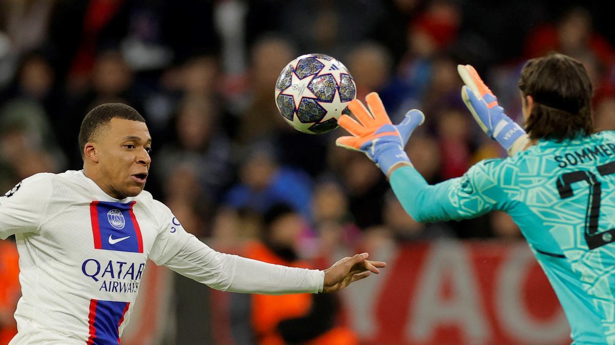Sommer se adelanta a Mbappé para atrapar el balón en el Bayern-PSG en Múnich.