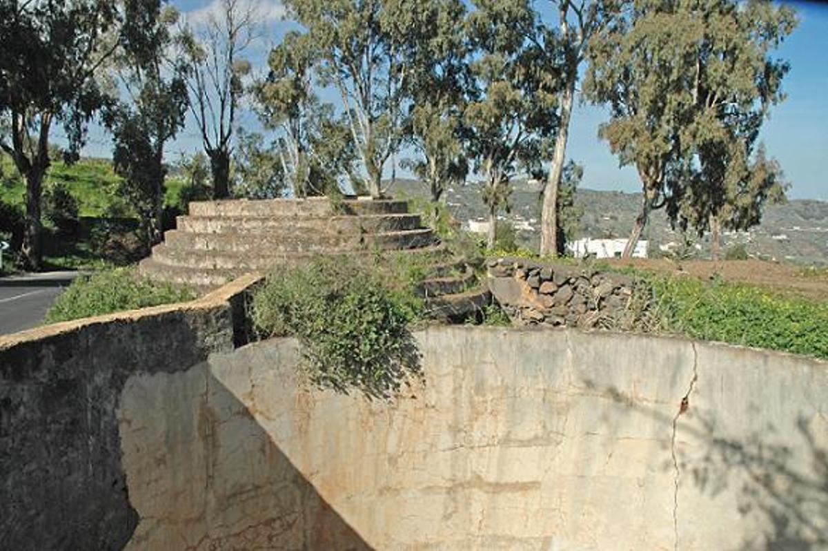 El horno, junto a la carretera.