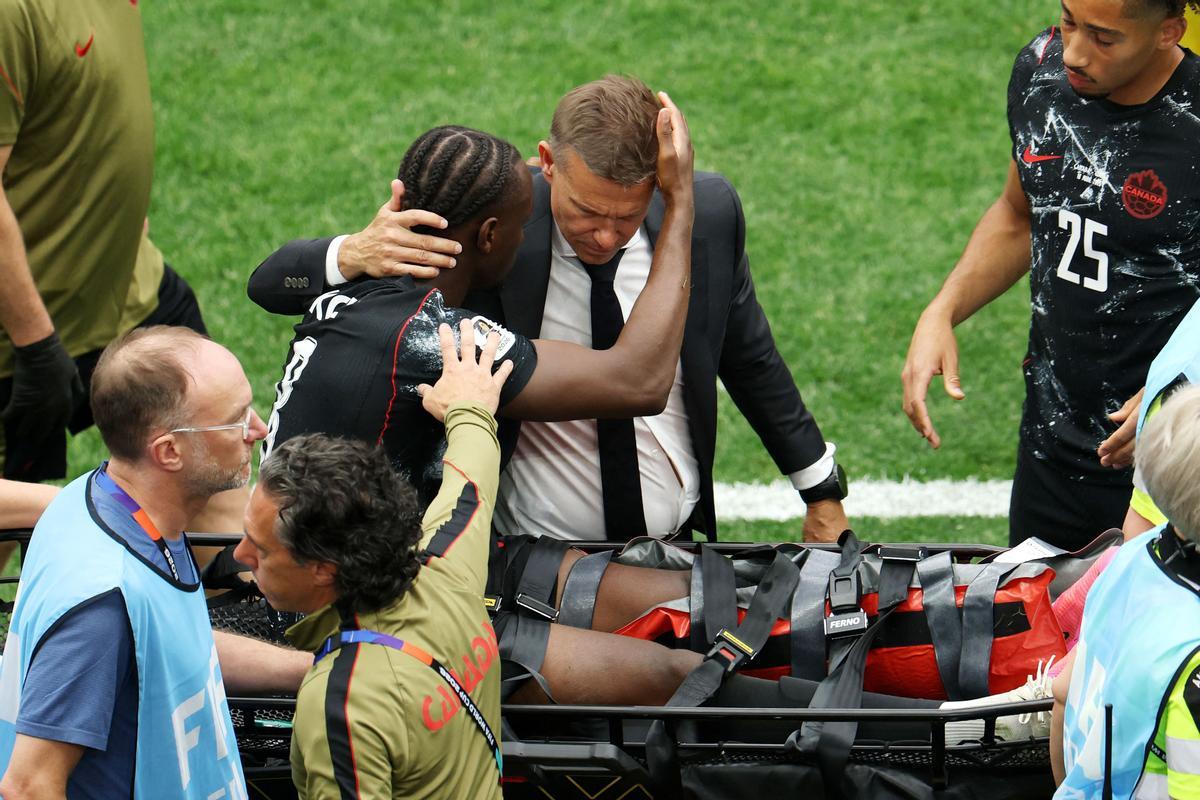 VANCOUVER, BRITISH COLUMBIA - JUNE 18: Ismael Kone #8 of Canada consoled by Jesse Marsch, Head Coach of Canada, as he is stretched off after being fouled by Assim Madibo #23 of Qatar during the FIFA World Cup 2026 Group B match between Canada and Qatar at BC Place Vancouver on June 18, 2026 in Vancouver, British Columbia. Emilee Chinn/Getty Images/AFP (Photo by Emilee Chinn / GETTY IMAGES NORTH AMERICA / Getty Images via AFP)