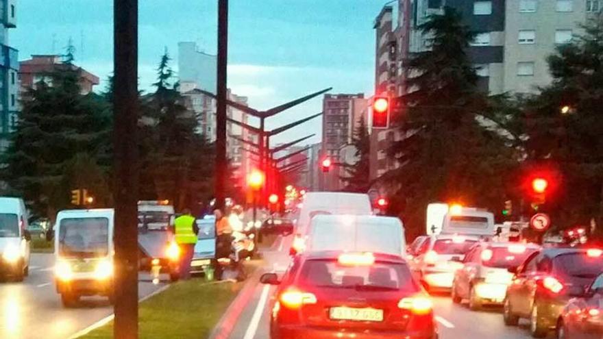 Derriba un semáforo y choca contra una farola