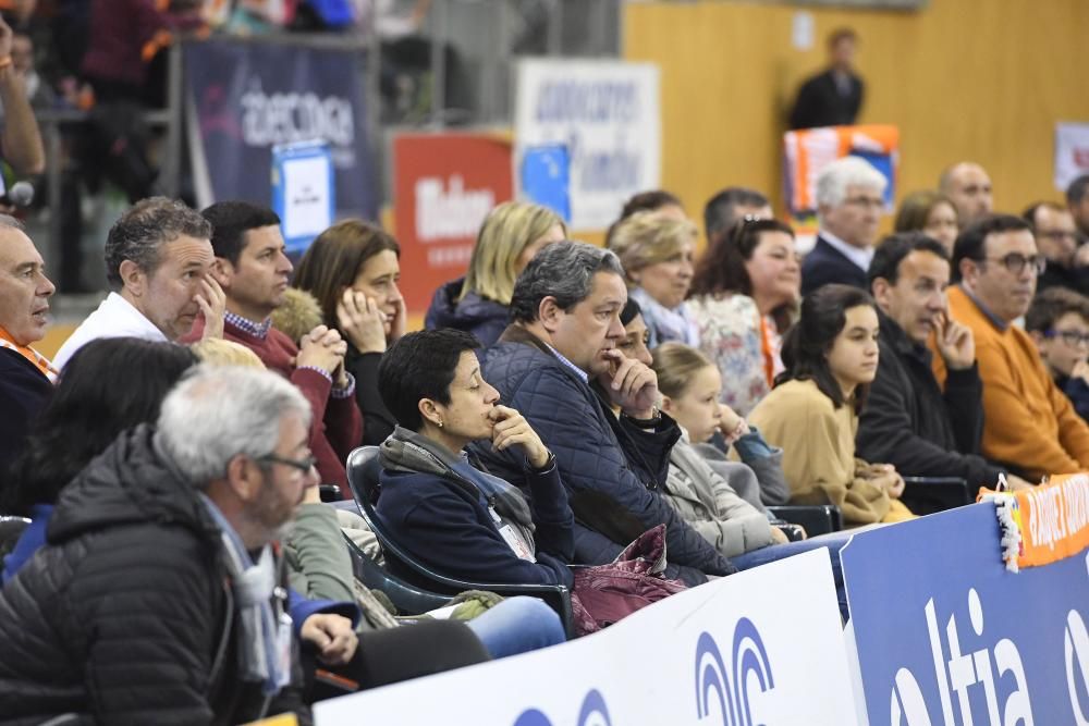 La afición del Leyma acaba el partido en pie