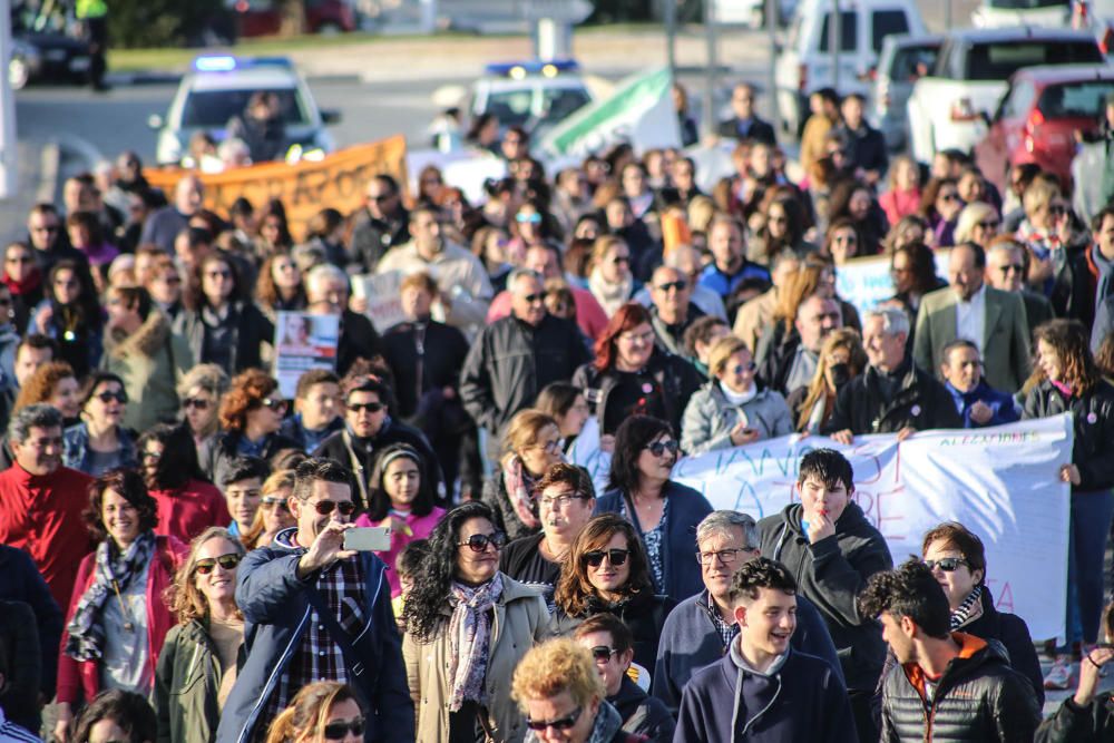 Docenas de padres secundan la protesta contra el decreto de Marzà del modelo educativo en Torrevieja y reclaman su derogación en una prortesta que ha recorrido las calles de la ciudad