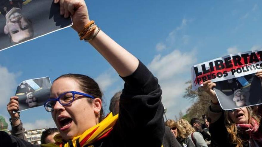 Alguns dels manifestants convocats pels CDR protesten contra la visita del rei a Catalunya, ahir