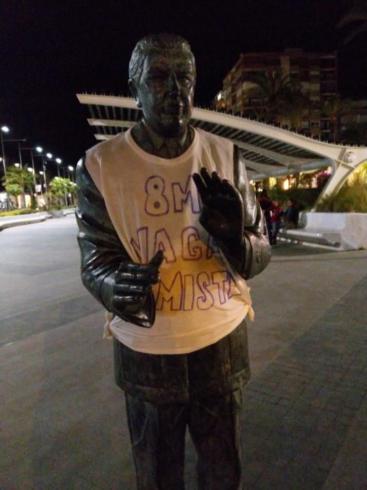 Gran parte de las esculturas urbanas han sido ataviadas en las últimas horas con lemas feministas de apoyo a la huelga y las movilizaciones del 8-M