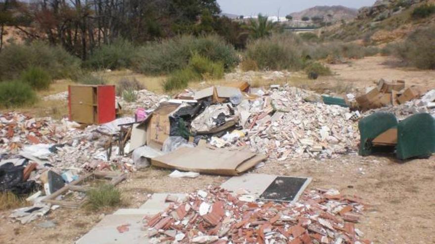 Residuos de todo tipo se acumulan desde hace años en el paraje natural de Els Molins.