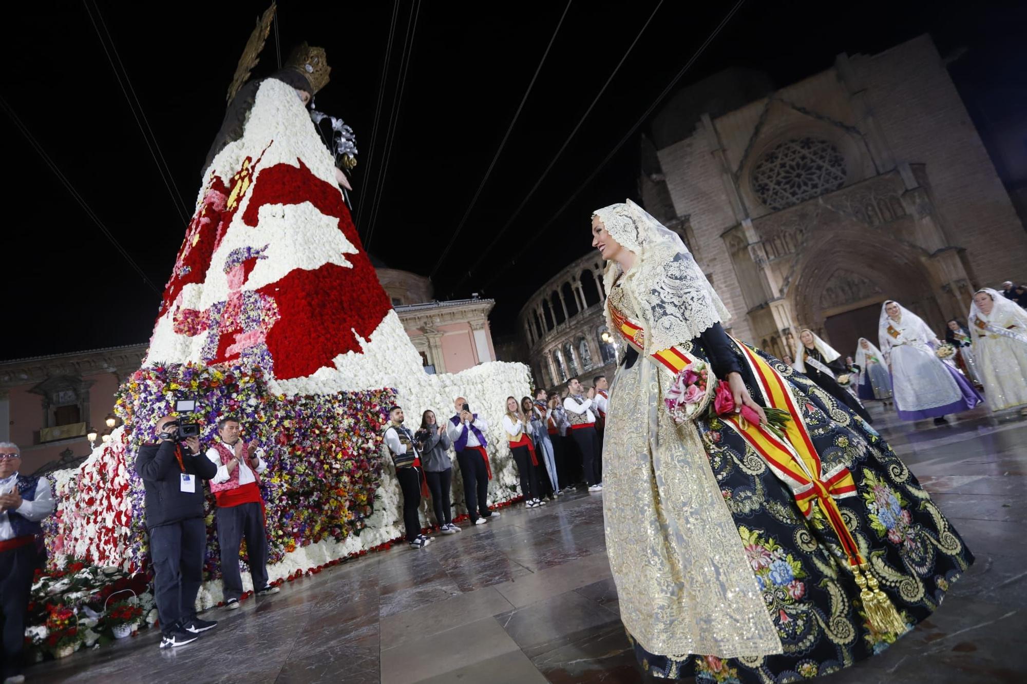 Laura Mengó y su corte coronan la ofrenda a la Virgen