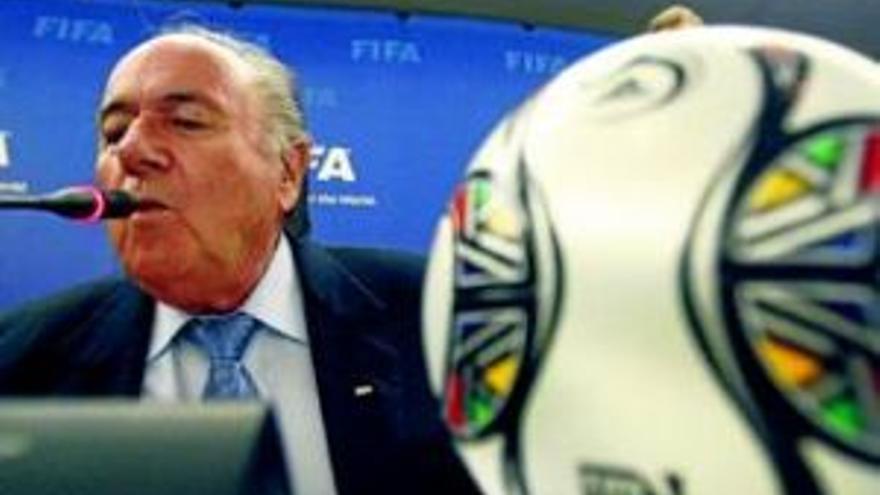 Blatter dice que la FIFA estudiará si hay sanción para Maradona