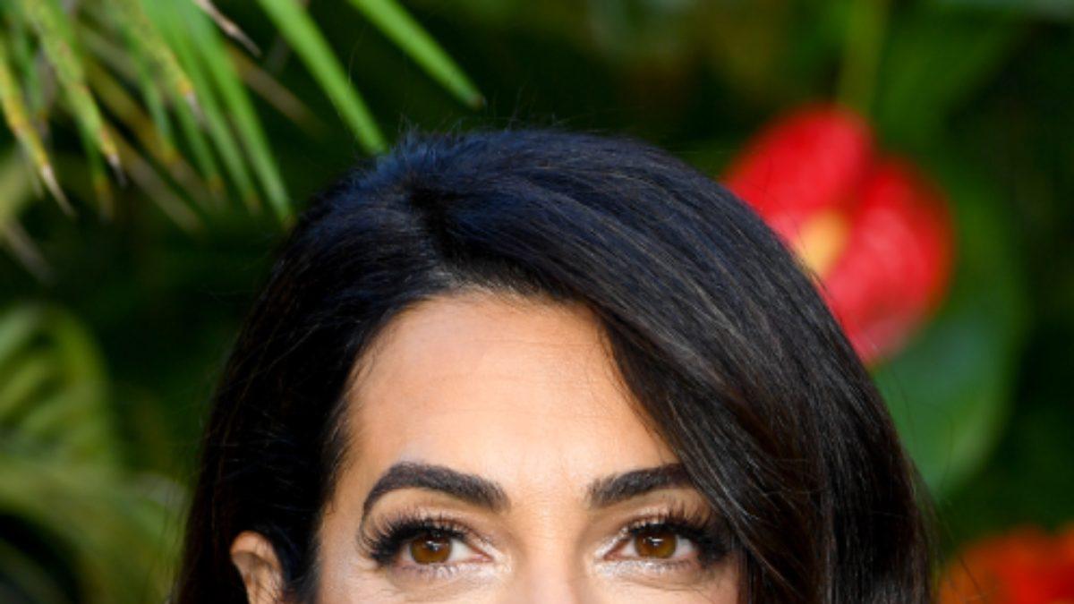 Amal Clooney enamora con un vestido de lentejuelas de corte sirena