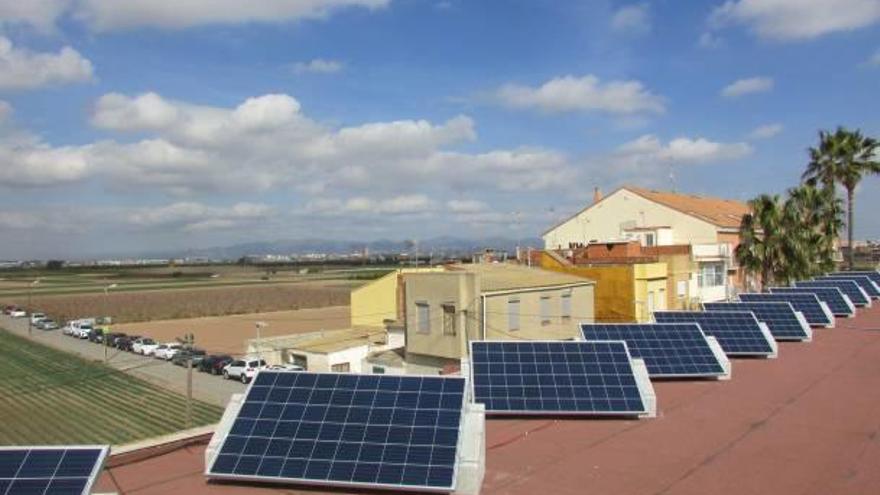 Las placas instaladas sobre el tejado del colegio.