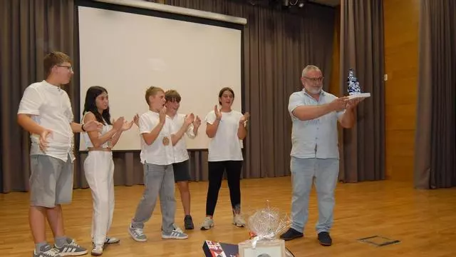 El colegio San Xoán Bautista de Cerdedo homenajea a Manolo Portas, que se jubila tras 30 años en el centro