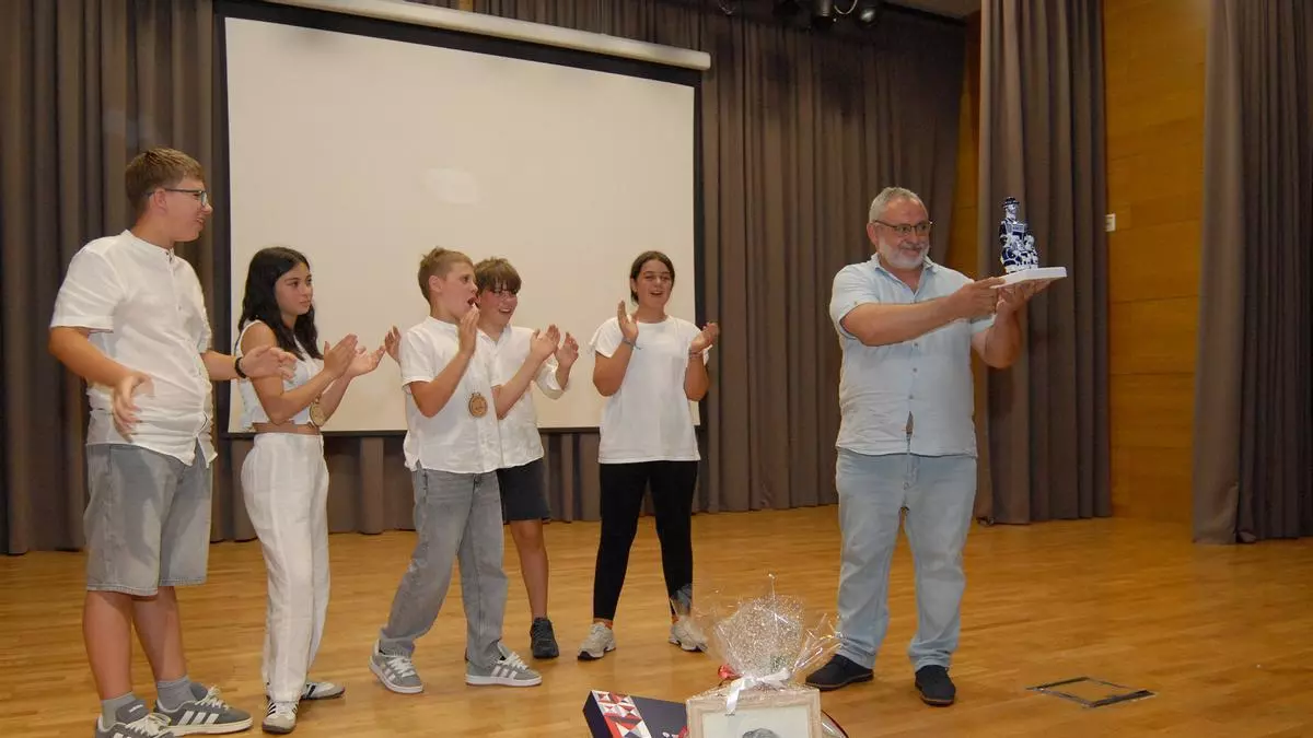 El colegio San Xoán Bautista de Cerdedo homenajea a Manolo Portas, que se jubila tras 30 años en el centro