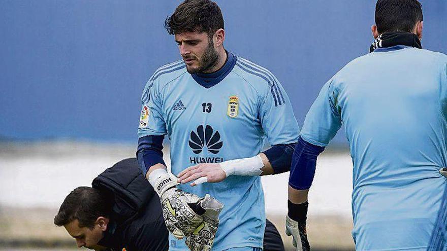 Juan Carlos abandona el entrenamiento tras el golpe.