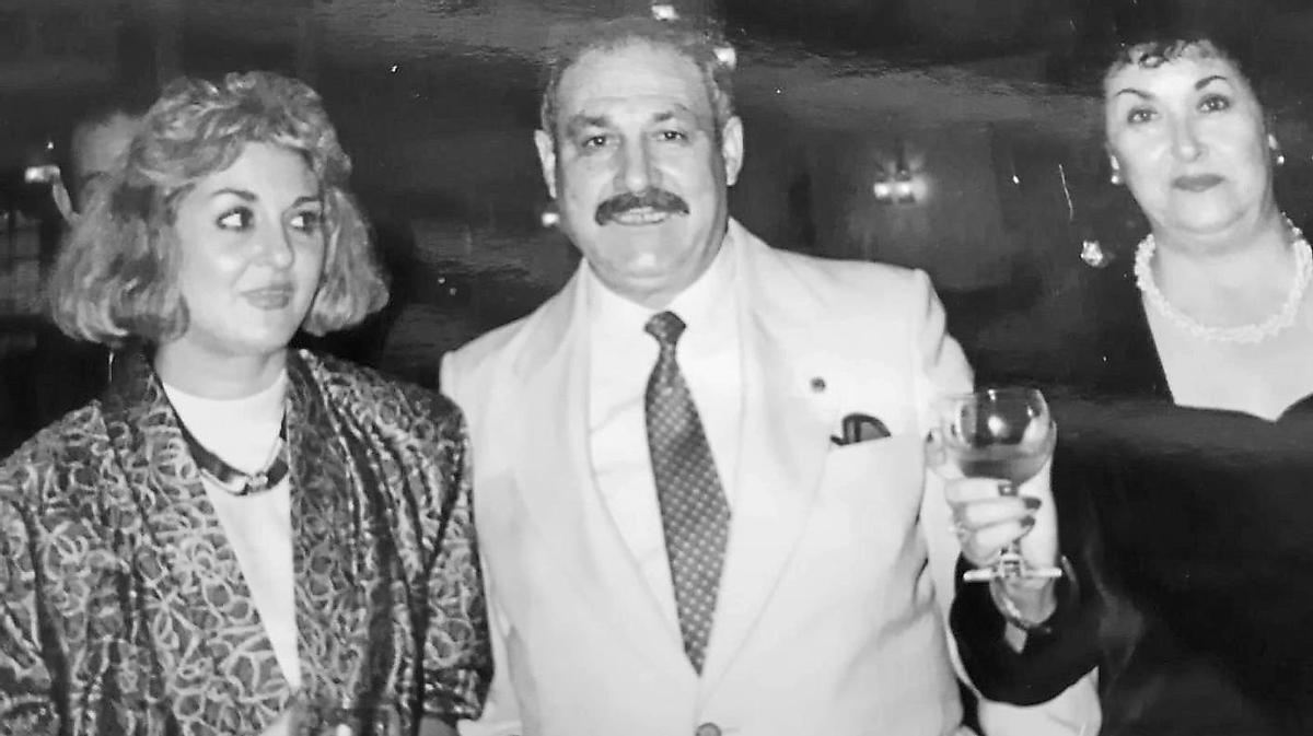 La autora, a la izquierda, con sus padres.