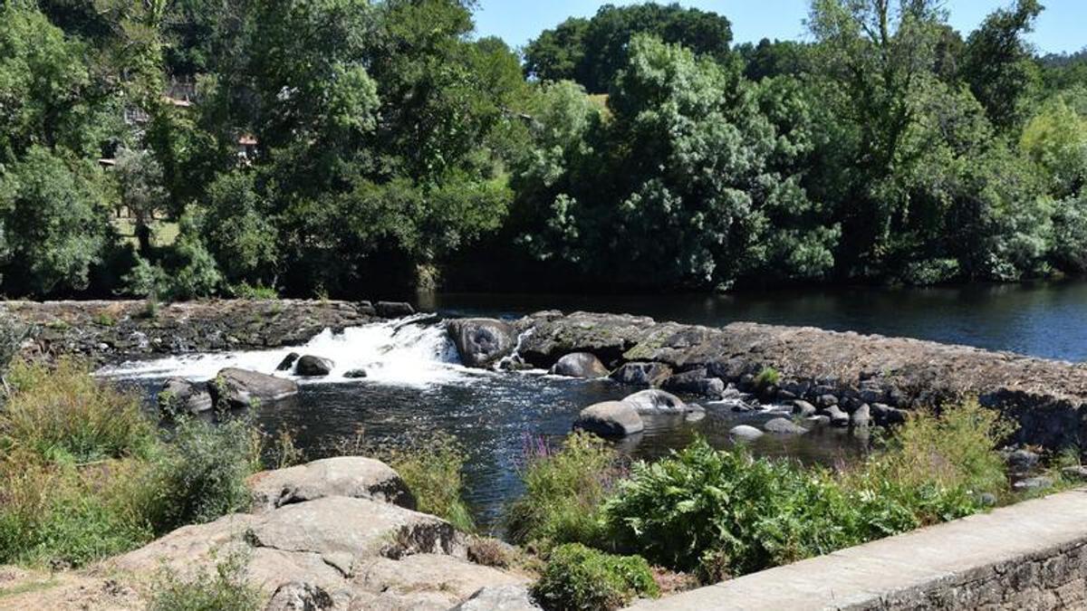 Presa de A Ponte Maceira, donde embalsa el Tambre para la captación d ela traída destinada a Ames y Brión