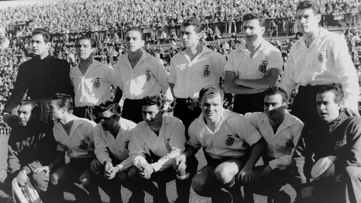 Navidad de 1955, Les Corts. El primer Barça europeo, que jugó de blanco y con el escudo de la ciudad de Barcelona: Ramallets, Seguer, Biosca, Gràcia, Bosch y Segarra (de pie y de izquierda a derecha). Agachados (mismo orden): Claudio (utillero), Tejada, Villaverde, Areta, Kubala, Manchón y Mur (masajista)