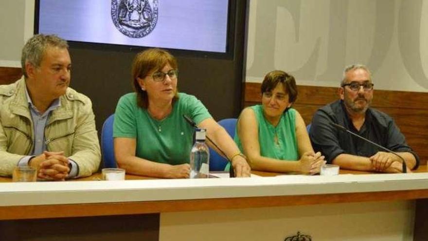 De izquierda a derecha, Fermín Bravo, Pilar Varela, Ana Rivas y Jesús Vicente, en la presentación, ayer, del programa &quot;Housing First&quot;.
