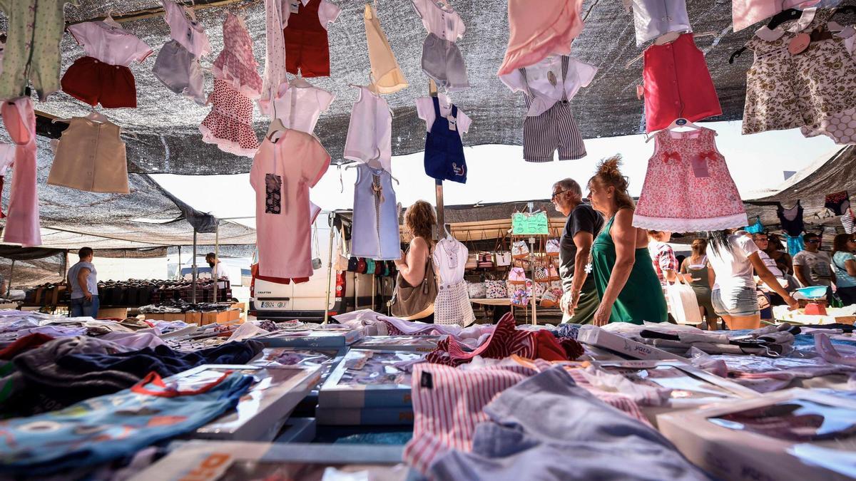 El mercadillo de Pino Montano es uno de los que tienen lugar en Sevilla. Se ha licitado un contrato para la rehabilitación integral del espacio.