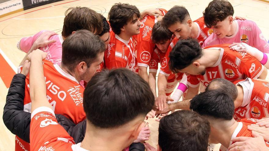 Els jugadors del Covisa es conjuren abans del partit contra el Sant Quirze