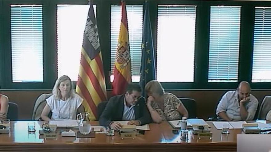 El alcalde Amengual (PP) habla con su primera teniente de alcalde durante un pleno., Esperanza Catalá. |
