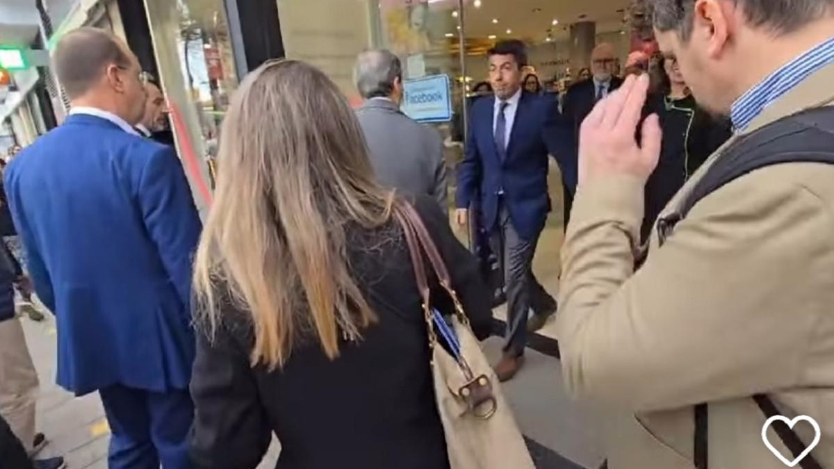 Carlos Mazón saliendo de la farmacia en paterna mientras le increpaban.