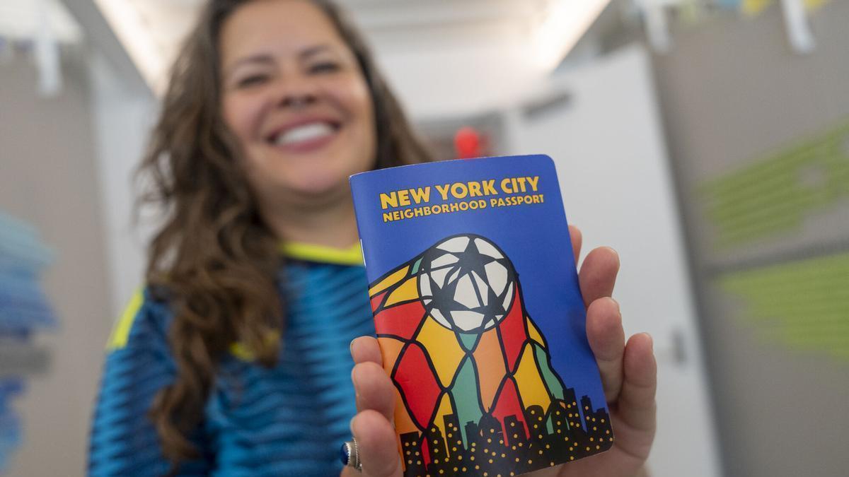 Nathalia Aristizabal, de la organización comunitaria Make the Road New York, muestra el 'World Cup ‘26 NYC Neighborhood Passport