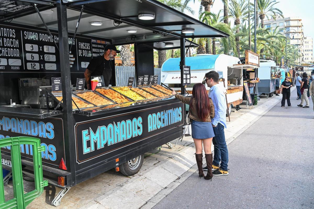 Las "Food Trucks" del evento en Elche empezaron a servir su gastronomía a primera hora de esta tarde de viernes