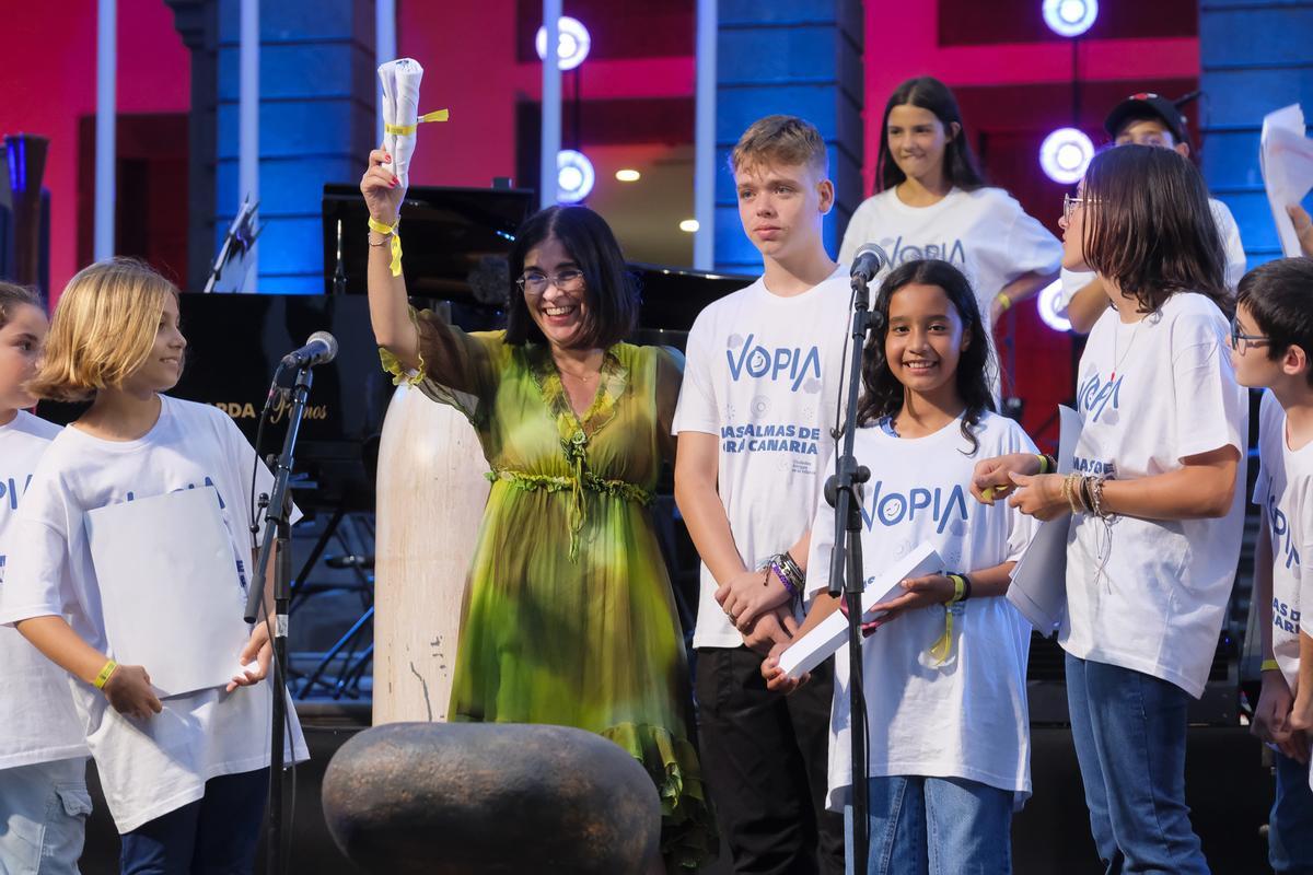 La alcaldesa, Carolina Darias, recibe la camiseta del Vopia por parte de sus miembros.