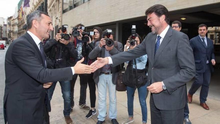 El presidente de la Diputación, César Sánchez, saluda al alcalde de Alicante, Luis Barcala, antes de la reunión entre ambos en el despacho de Alcaldía.