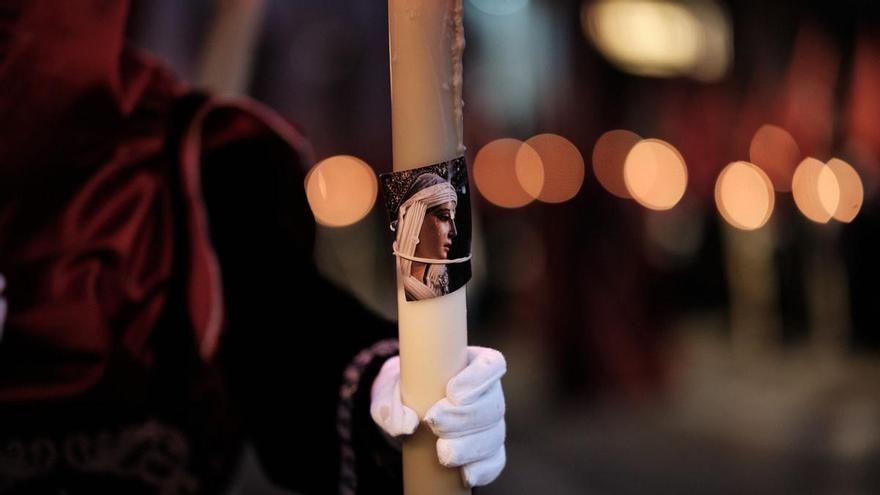 Estampitas en los cirios: una devoción mal entendida en la Semana Santa