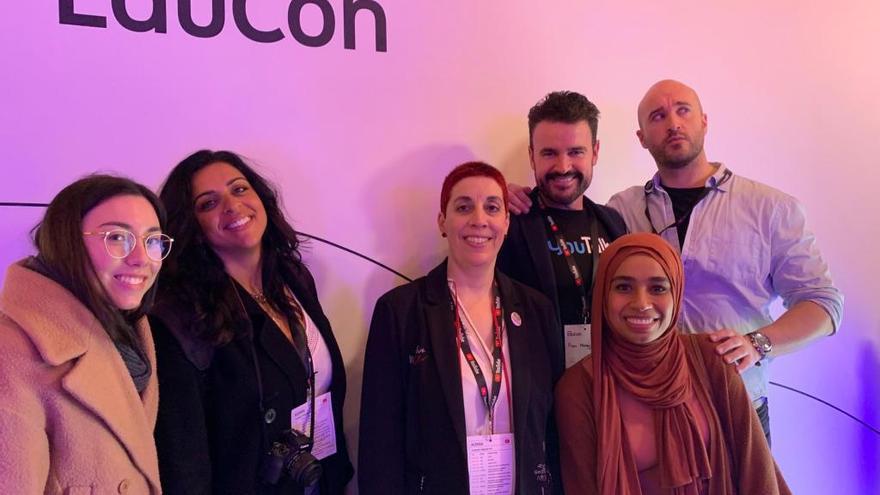 La profesora zamorana youtuber Elena Prieto, en el centro, junto a otros compañeros del evento YouTube Educon, celebrado en Londres esta semana.
