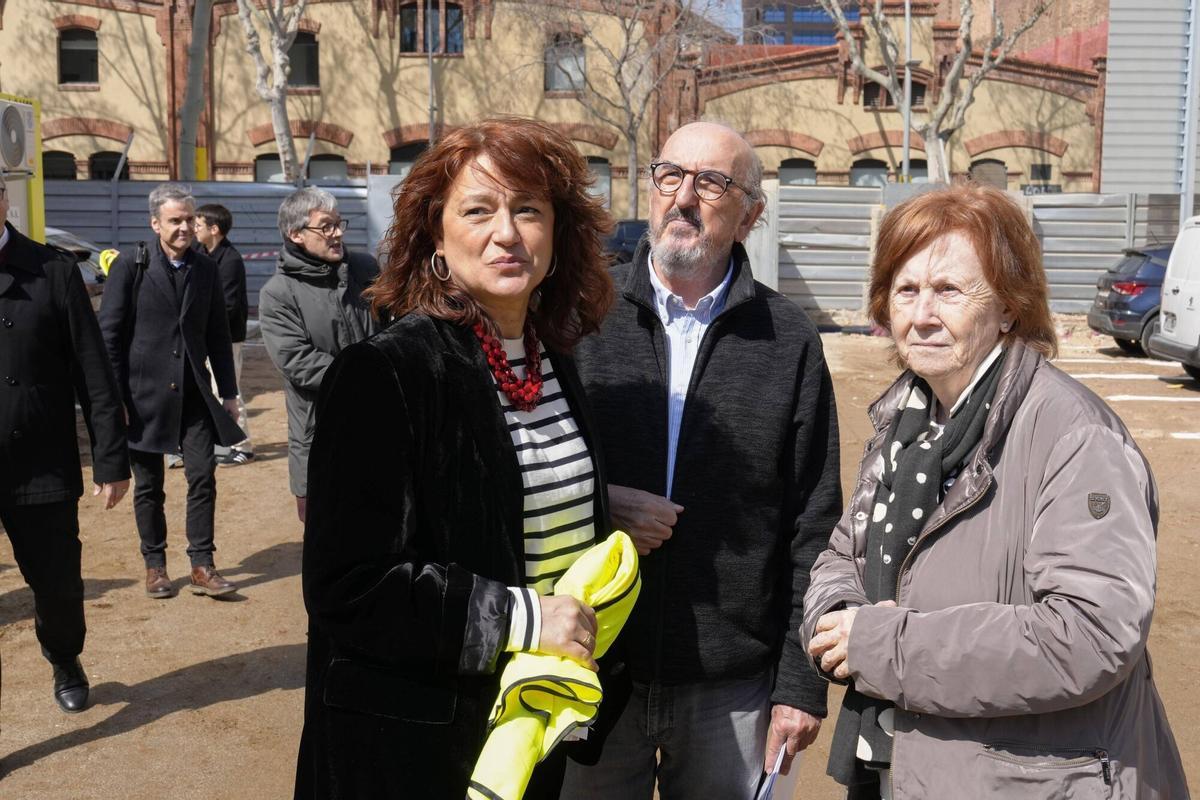 Laia Bonet, Jaume Roures y Carme Trilla, en la presentación de la promoción de 42 viviendas sociales del Poblenou