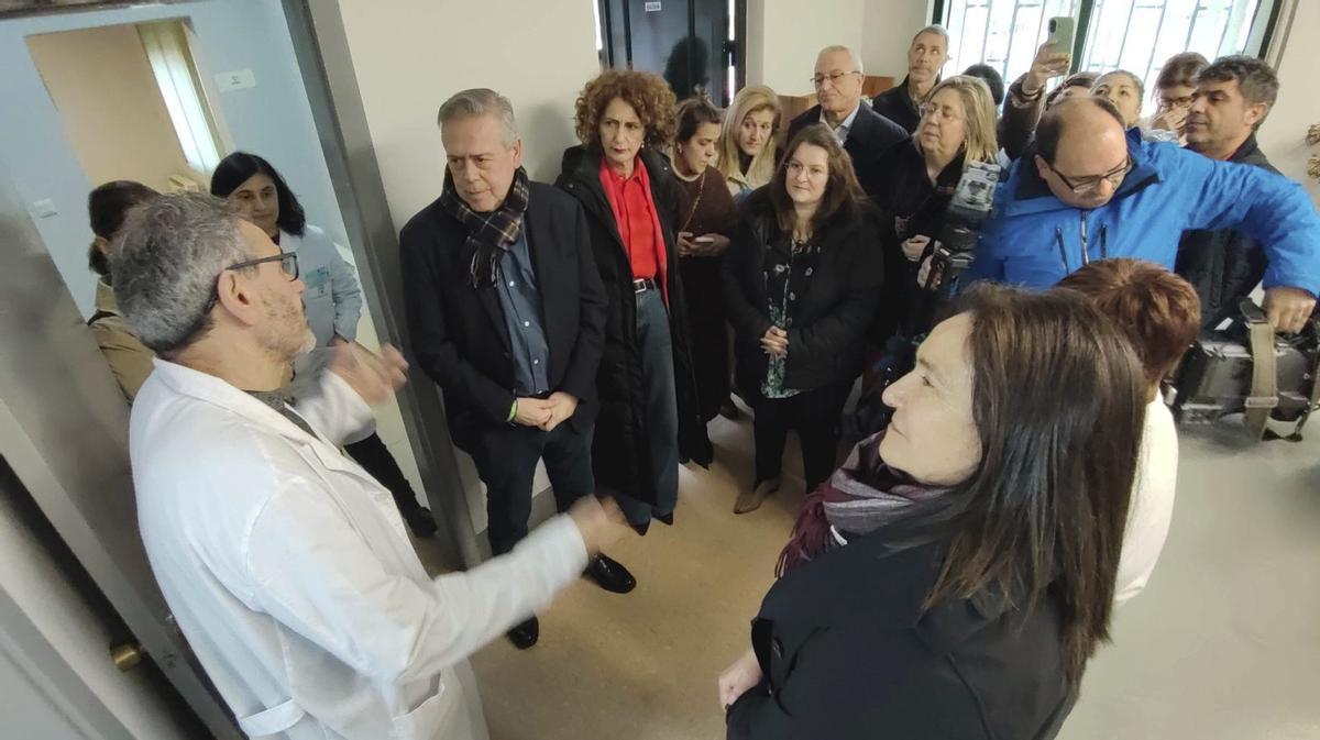 El director de la UAD, Maximino Portela, explicando su funcionamiento al conselleiro, alcaldesa y otros representantes. | |