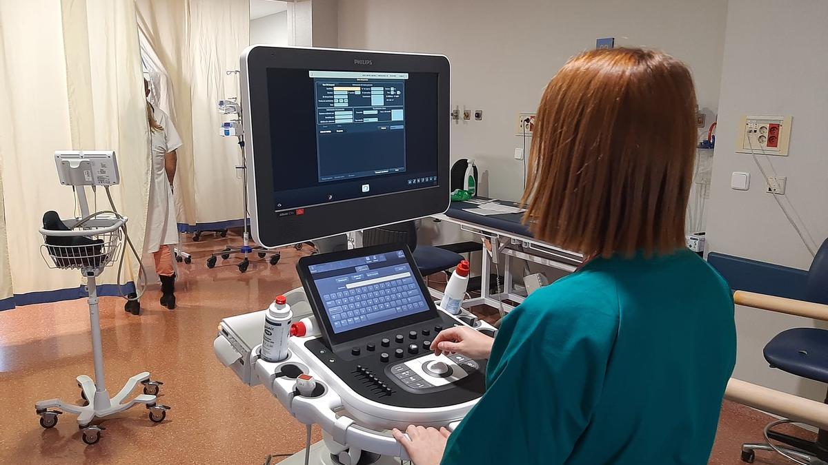 Uno de los seis equipos ecocardiógrafos instalados en el servicio de Cardiología del Hospital Rafael Méndez.