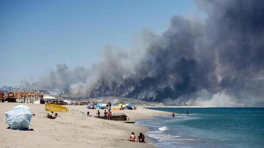 Nueve medios aéreos se suman a la extinción los dos incendios declarados en Cádiz