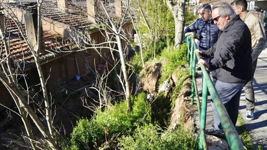 Visita alcade de IU, Francisco Guarido, a Rabiche tras desplomarse un muro
