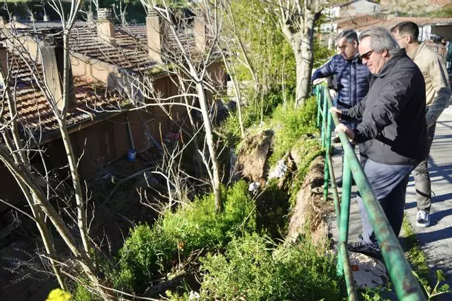 Visita alcade de IU, Francisco Guarido, a Rabiche tras desplomarse un muro
