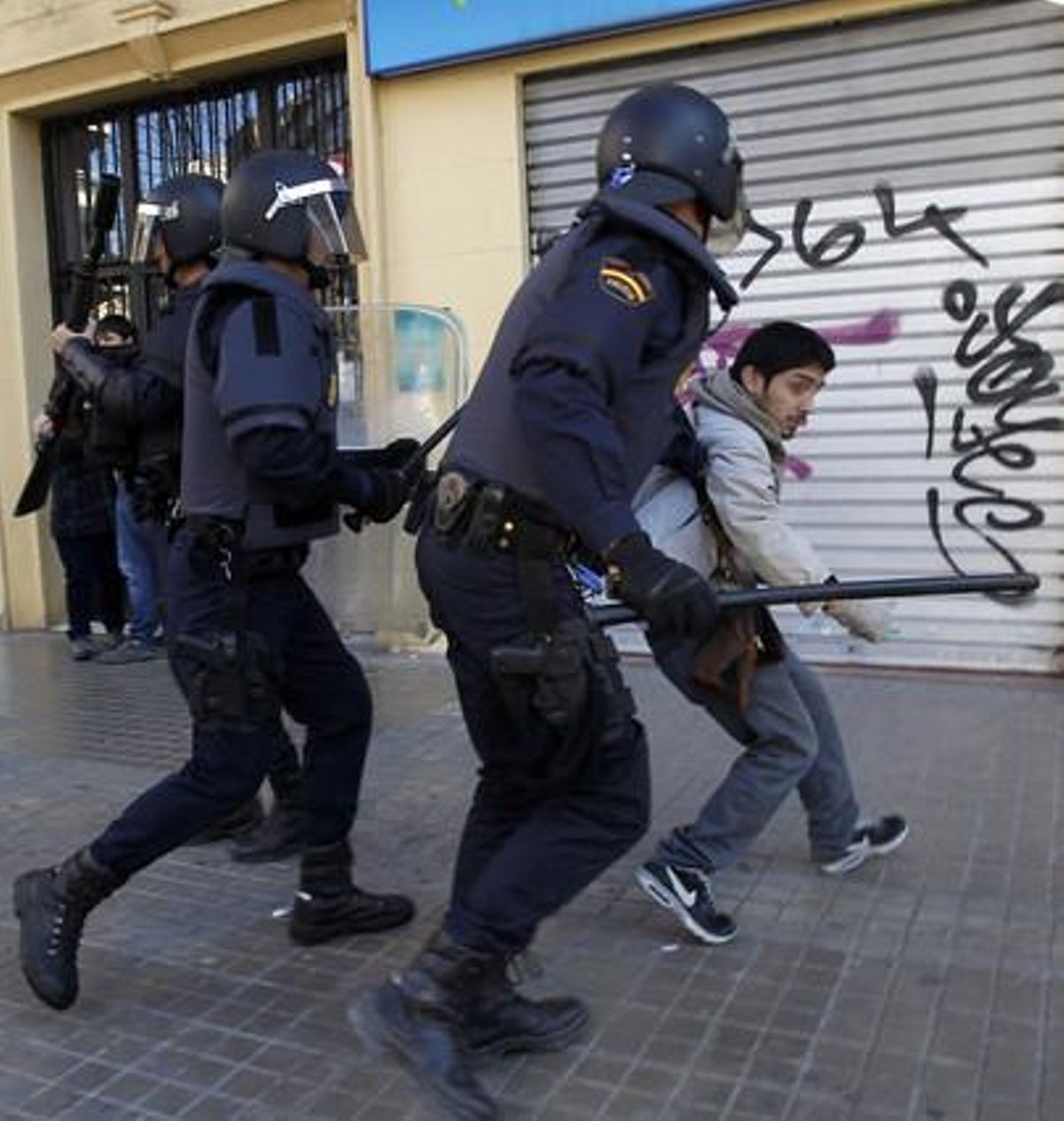 La policia persegueix un noi al centre de València.