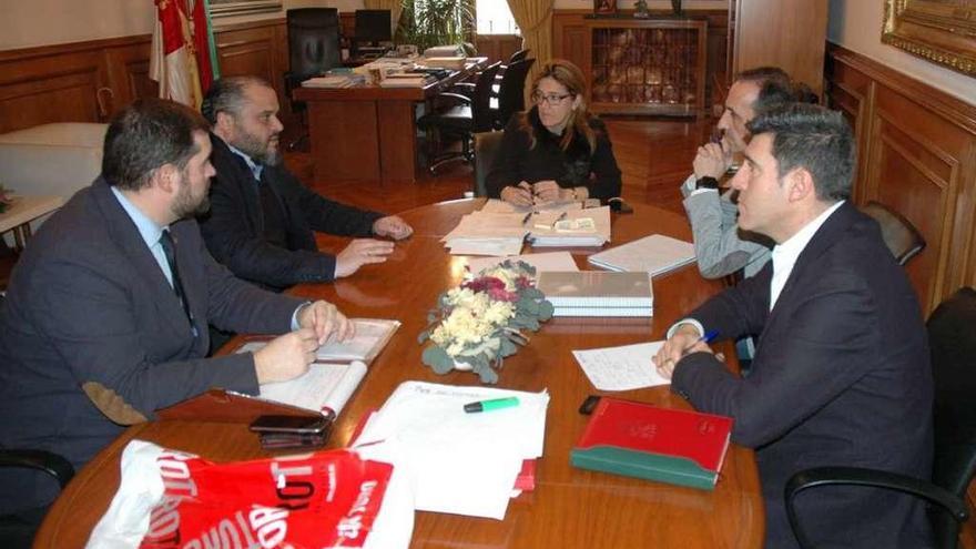 Responsables de la Diputación y del Consejo Regulador durante la reunión celebrada ayer.