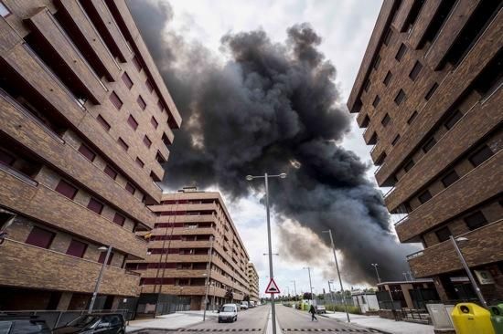 Espectacular incendi de pneumàtics a Seseña