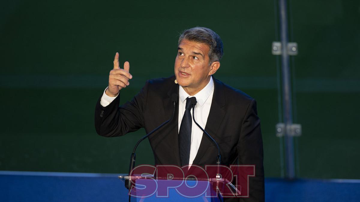 Joan Laporta ha sido investido como nuevo presidente del FC Barcelona en el Camp Nou ante trescientas personas.