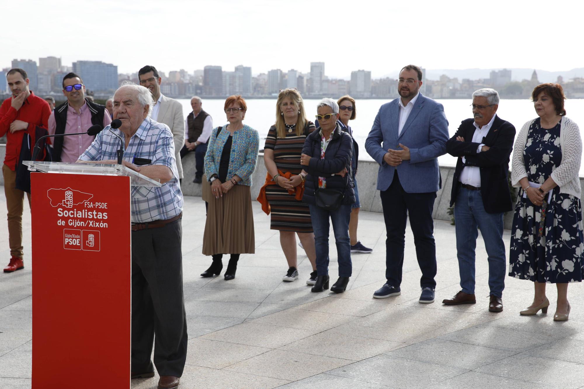 EN IMÁGENES:  Así fue el homenaje a los exiliados por la Guerra Civil y la posterior represión franquista organizado por los socialistas de Gijón junto a la estatua de "La Madre del Emigrante"