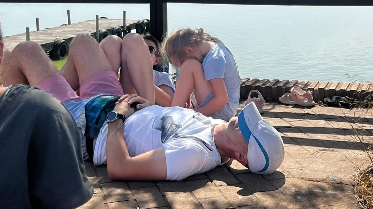 El reto antes del eclipse en l'Albufera de València: encontrar la sombra para combatir el sofocante calor