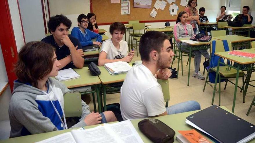 Escolares del instituto de Poio durante una clase. // R. Vázquez